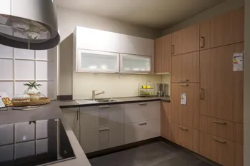 Zeitlose U-Kueche Weiß Holz gerillt matt.jpg